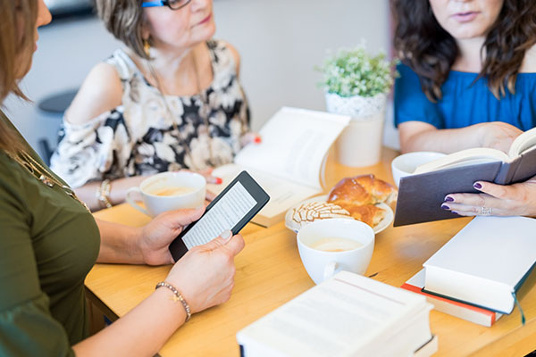 Frauen am Tisch mit Smartphone